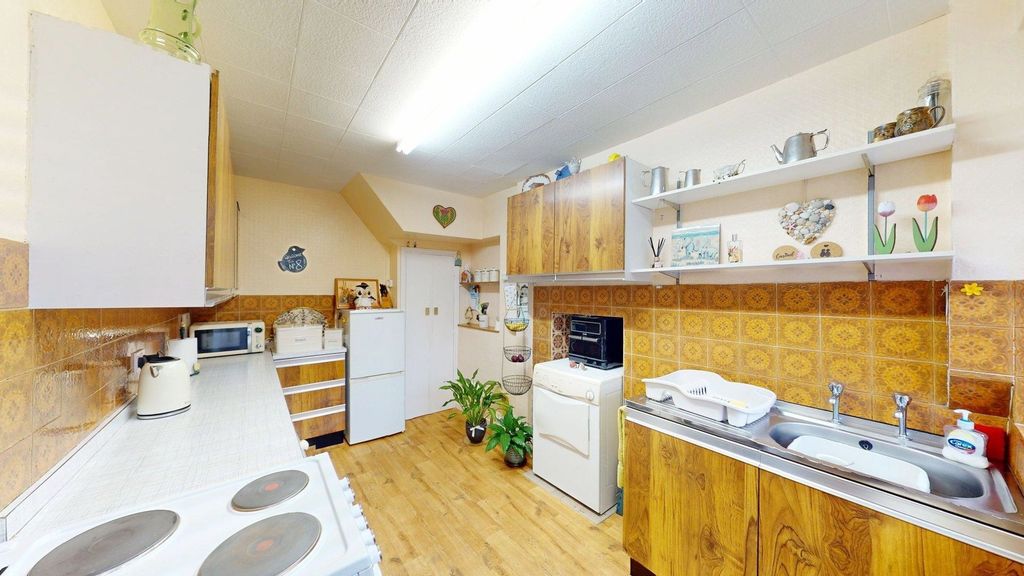 Property photo 3 of 18 Kitchen