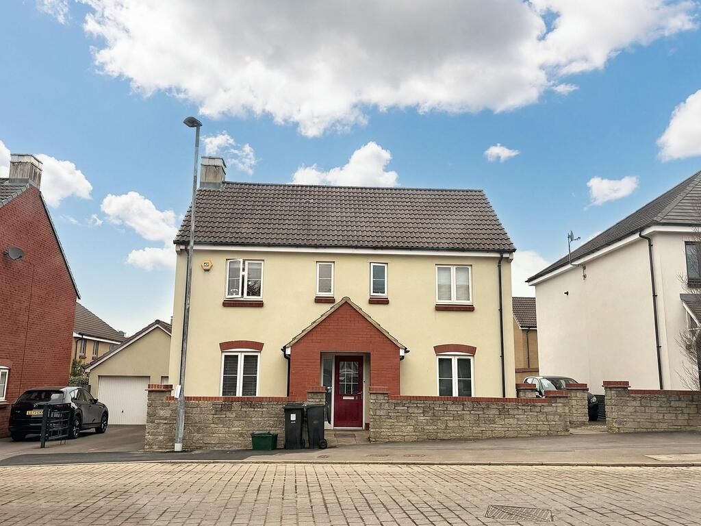 Property photo 1 of 7 Well-Presented Detached House With A Symmetrical F...