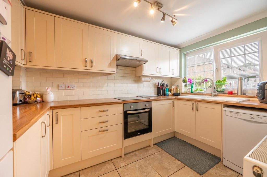 Property photo 3 of 16 Kitchen