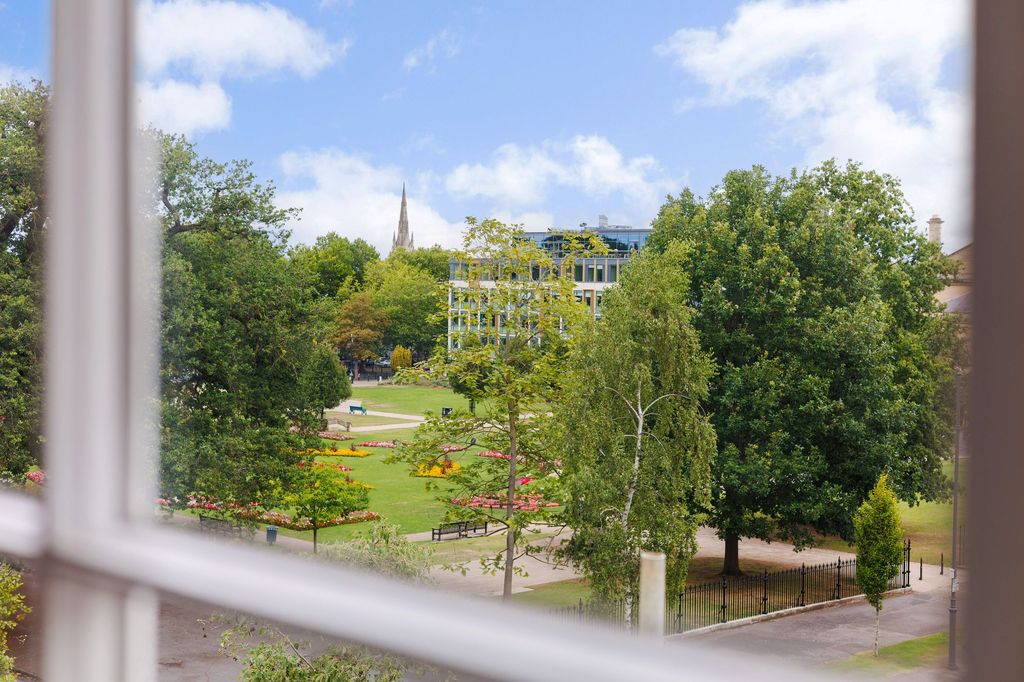 Property photo 2 of 23