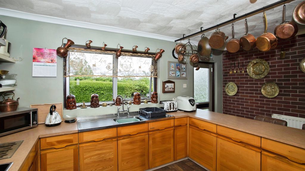 Property photo 3 of 15 Kitchen/Breakfast