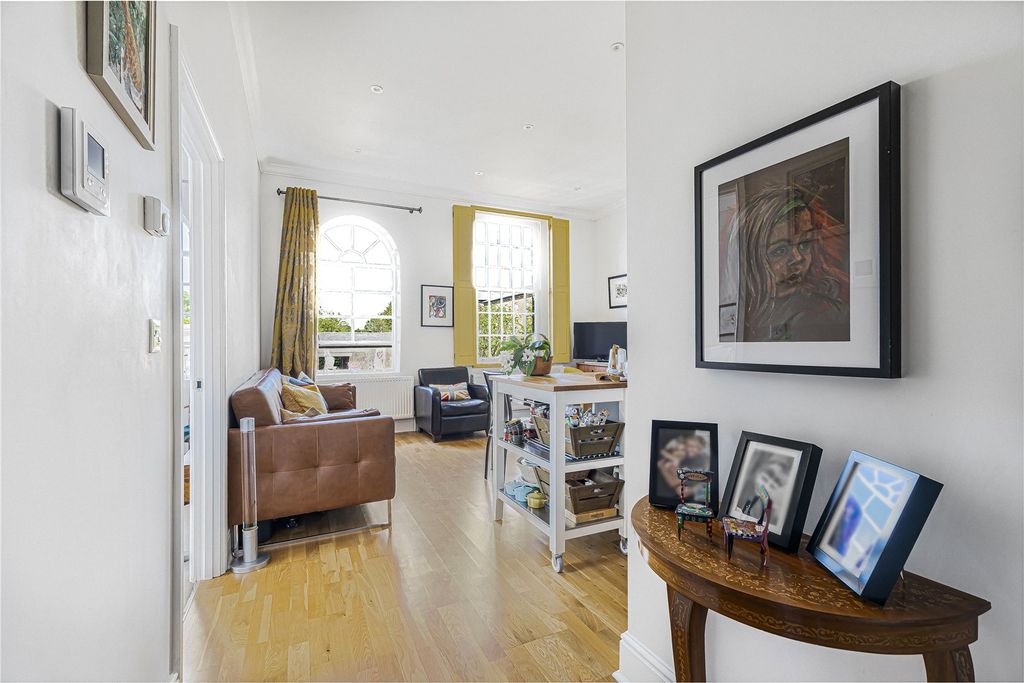 Property photo 3 of 14 Hallway