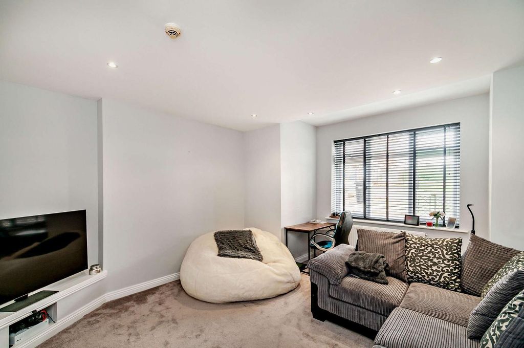 Property photo 3 of 16 8524641-Interior02-800.Jpg