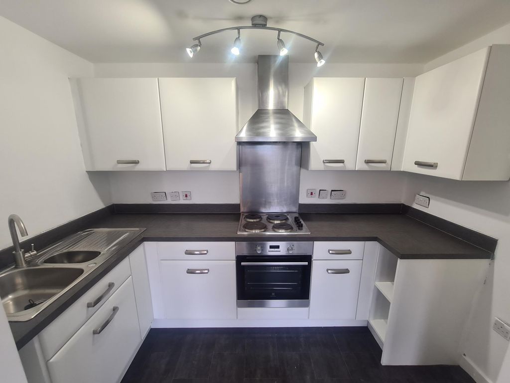 Property photo 3 of 10 Kitchen
