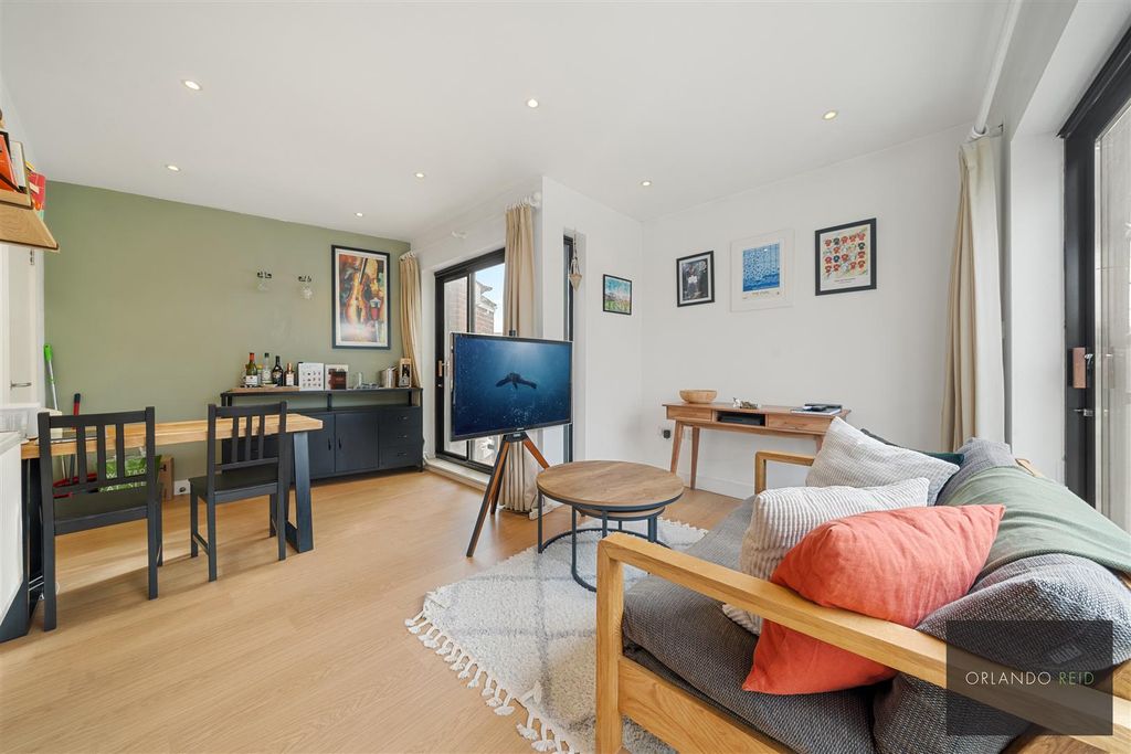 Property photo 1 of 12 Flat 4, 559 Wandsworth Road Sw8 3Jd-2.Jpg