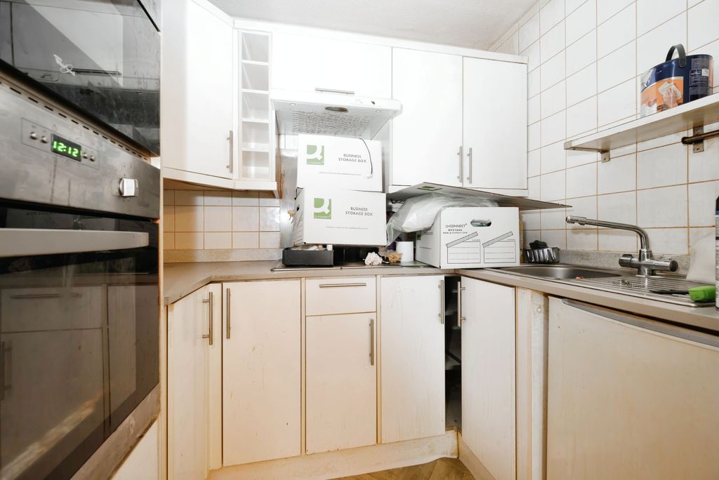 Property photo 3 of 10 Kitchen