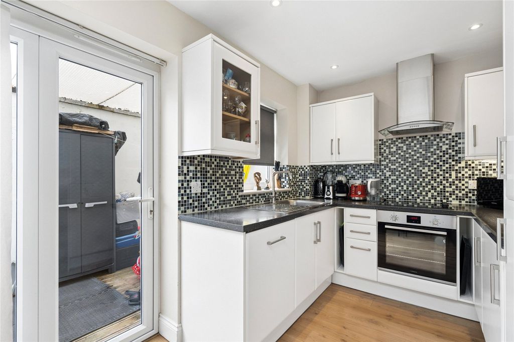 Property photo 3 of 12 Kitchen