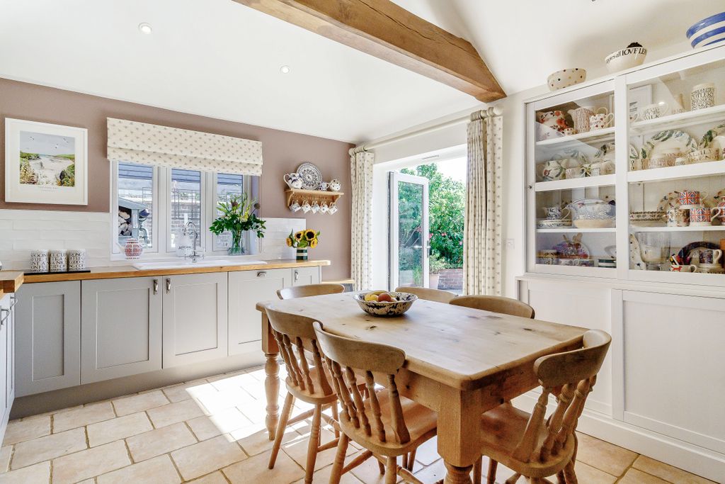 Property photo 3 of 23 8512872-Interior03