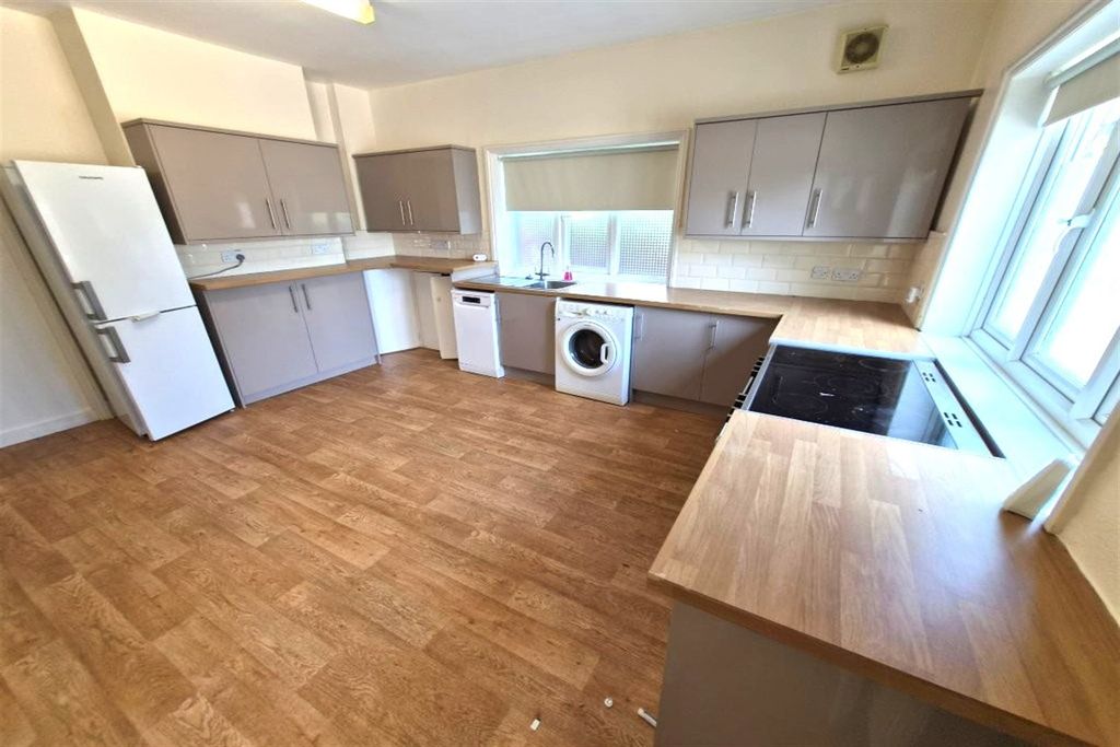 Property photo 3 of 7 Kitchen