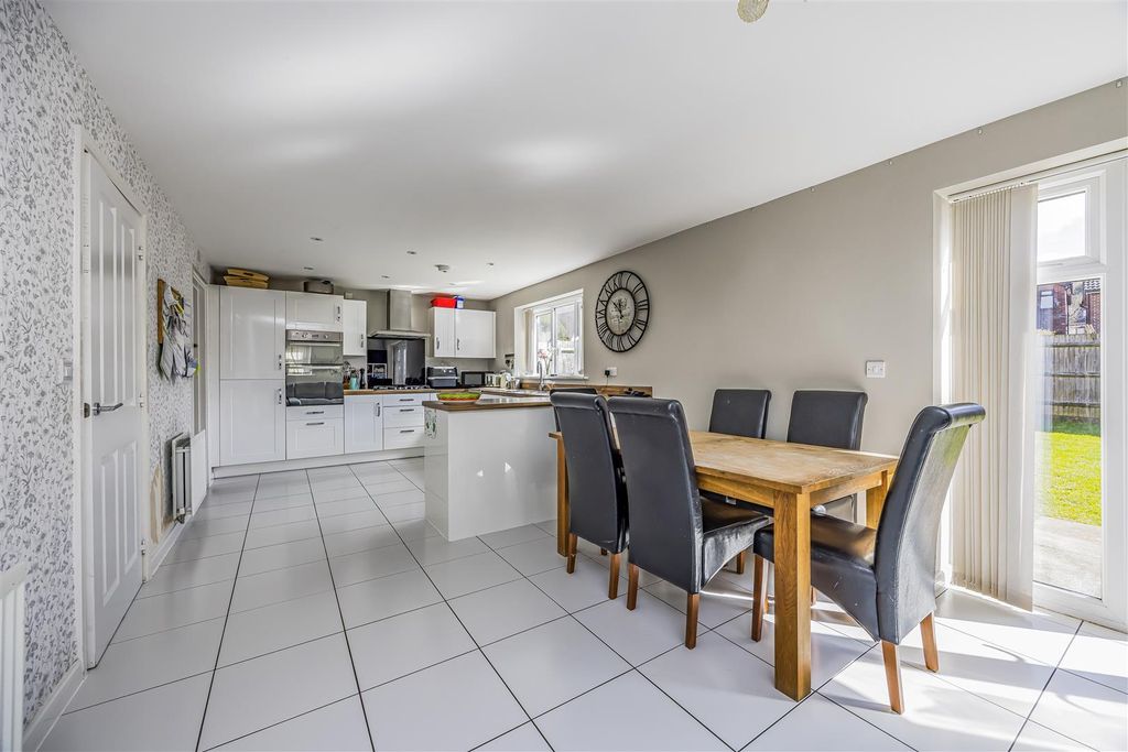 Property photo 2 of 28 11 Henwood Grove, Clanfield-Porticomarketing-Soldb