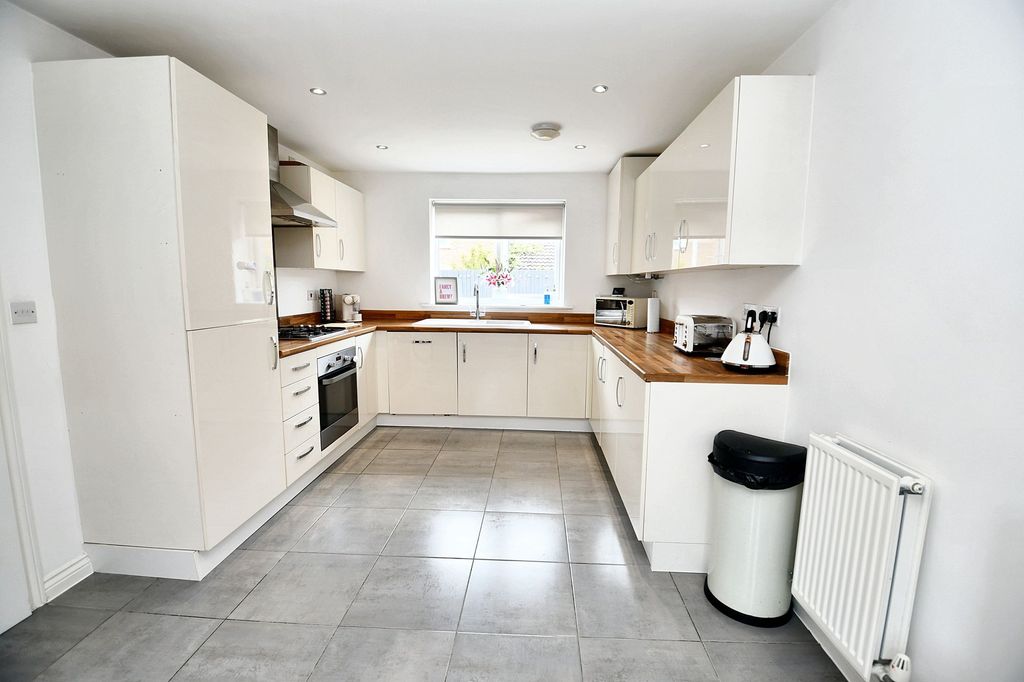 Property photo 2 of 27