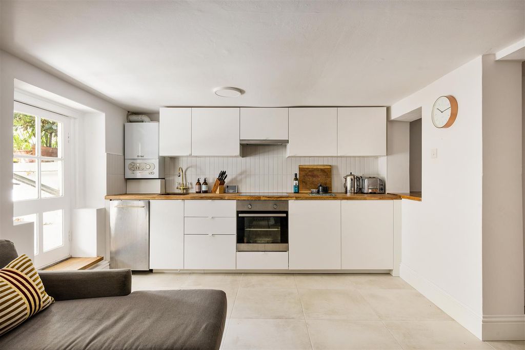 Property photo 3 of 31 Tottenham Green East, N15