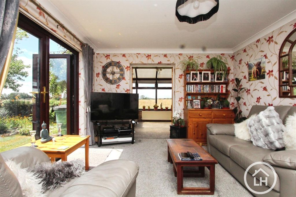 Property photo 2 of 14 Lounge