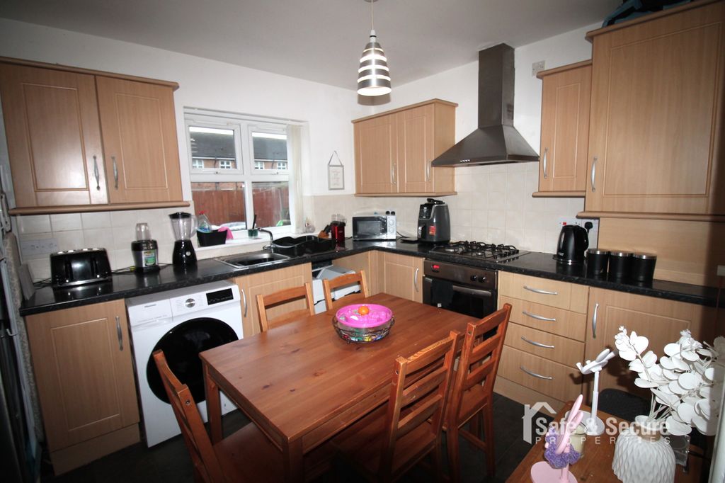 Property photo 3 of 15 Kitchen (1)