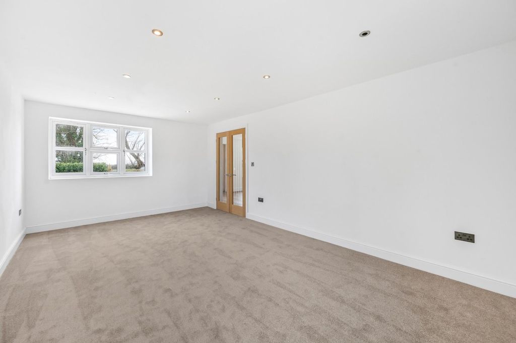 Property photo 3 of 27 Living Room