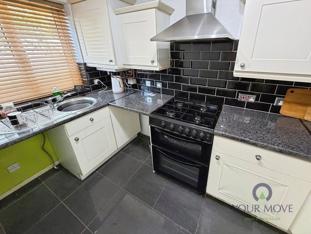 Property photo 3 of 11 Kitchen
