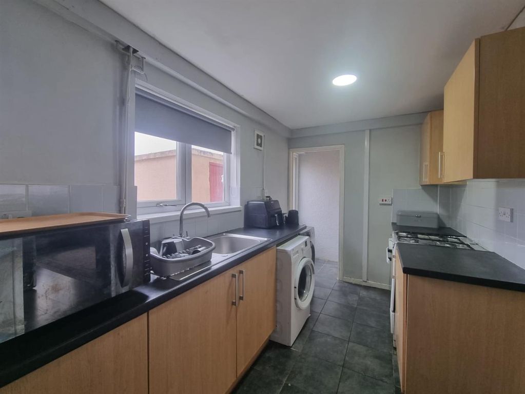 Property photo 3 of 10 Kitchen