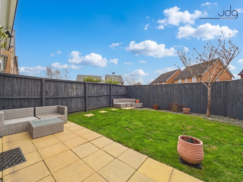 Property photo 2 of 15 South-Facing Garden With A Lawn And Patio