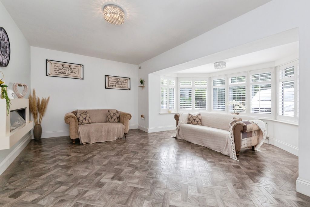 Property photo 2 of 20 Lounge