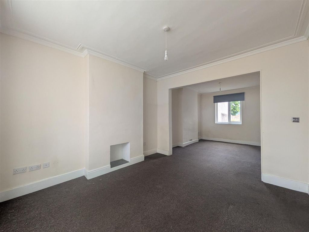 Property photo 3 of 15 Lounge / Dining Room