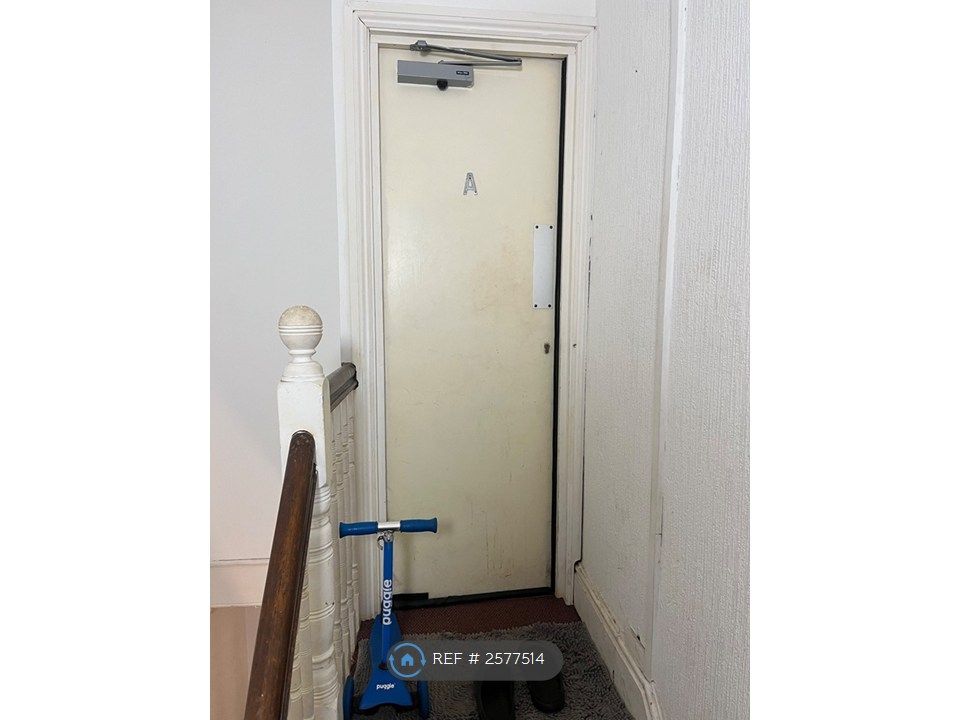 Property photo 3 of 10 Flat Entrance
