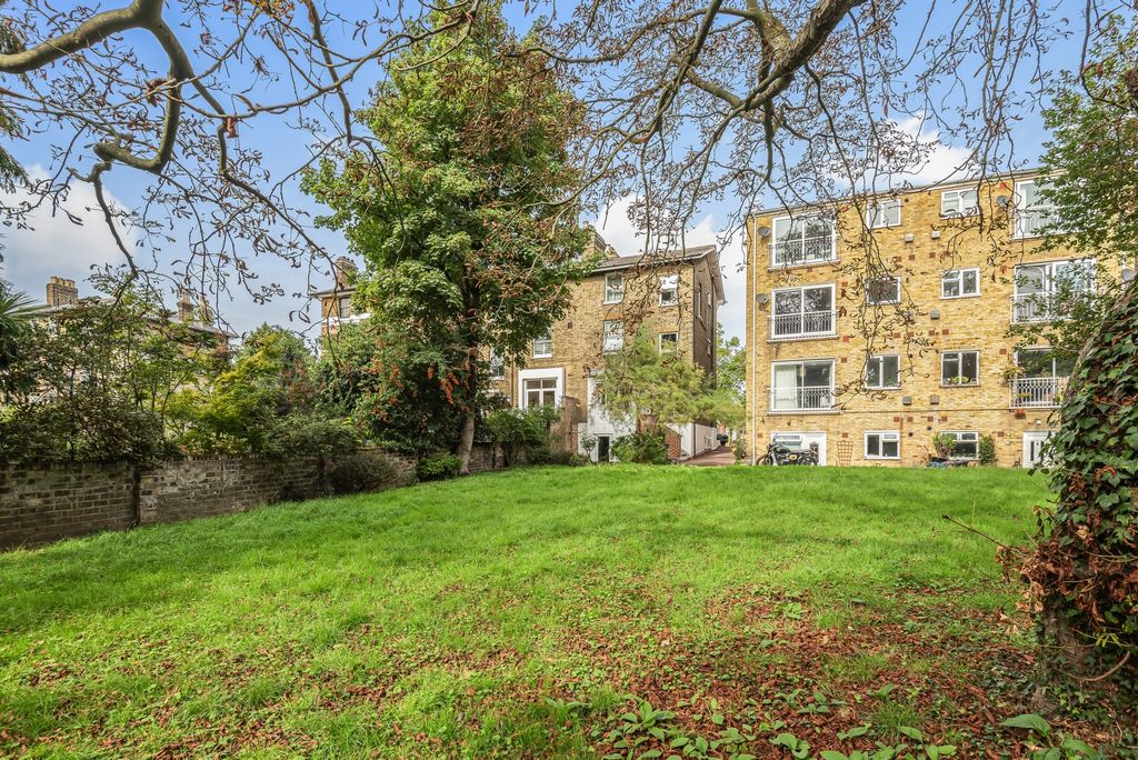 Property photo 3 of 16 Communal Garden