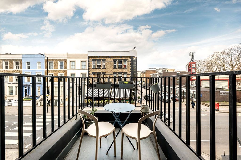 Property photo 2 of 9 Balcony