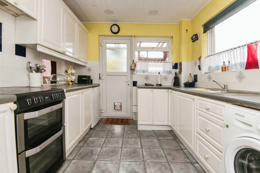 Property photo 3 of 13 Kitchen
