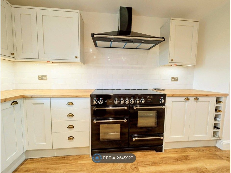 Property photo 3 of 23 Kitchen