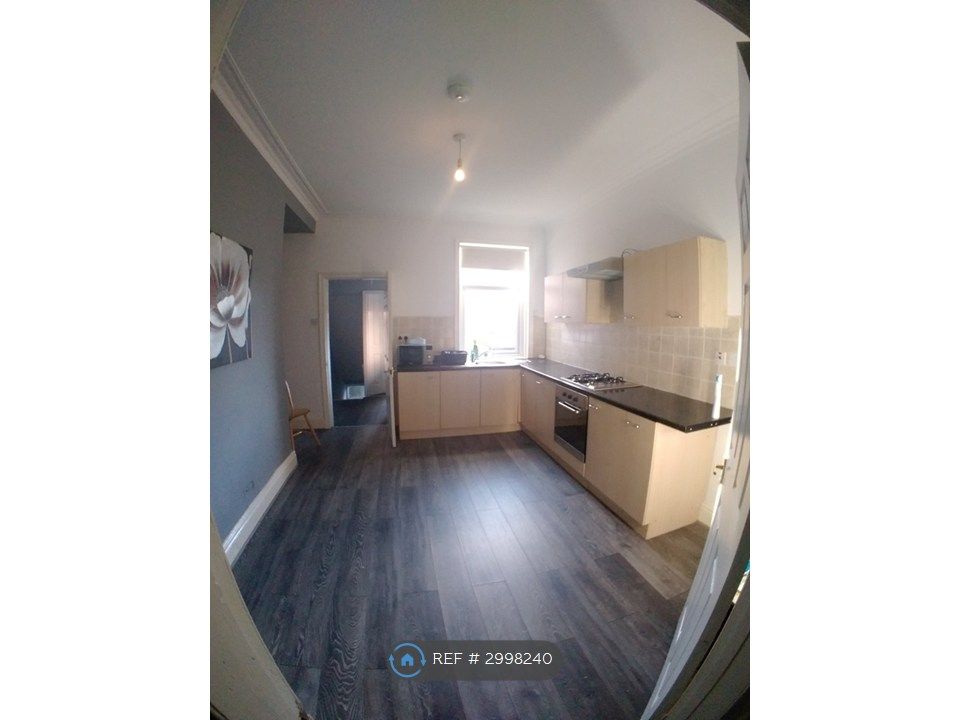 Property photo 2 of 7 Kitchen