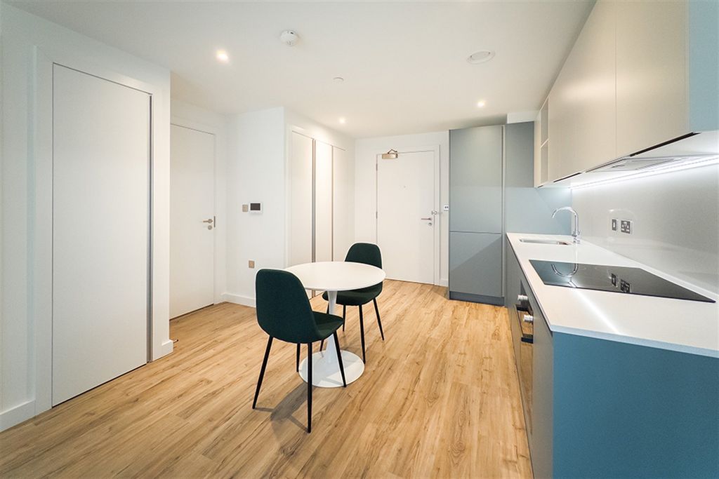Property photo 3 of 8 (Thumbnail)
