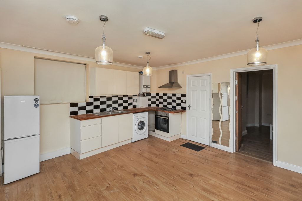 Property photo 2 of 7 Rear Bungalow, 2 Meadow Close, Enfield, London, En3 5Pe