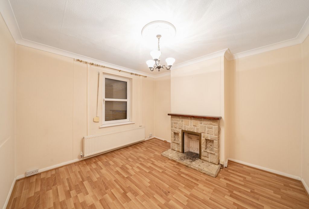 Property photo 3 of 8 1415041-13-698B47...