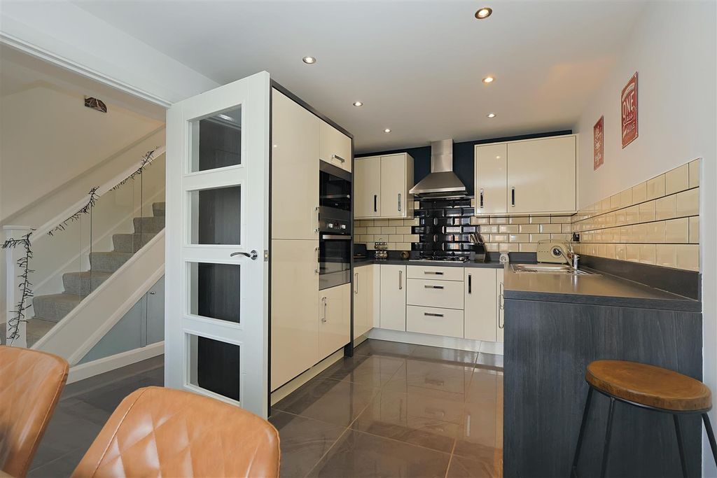 Property photo 3 of 27 Dining Kitchen