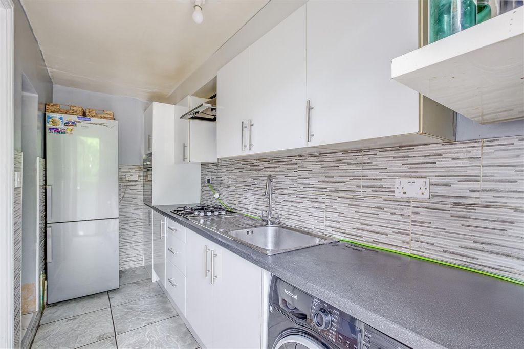 Property photo 3 of 14 180 Spearing Road, Hp12 3La-9.Jpg
