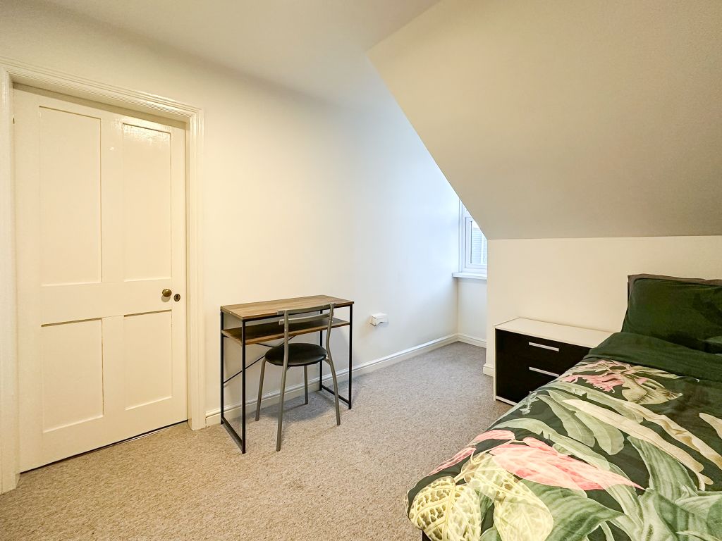 Property photo 3 of 8 Bedroom - Study Space