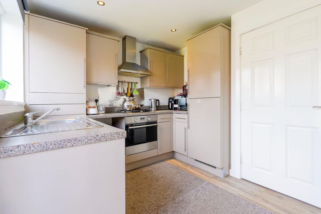 Property photo 3 of 8 Kitchen