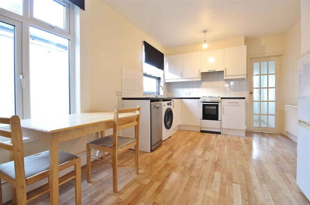 Property photo 2 of 5 Kitchen
