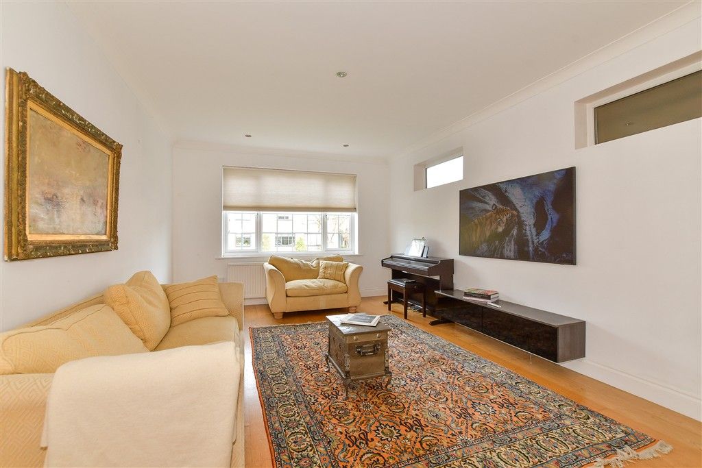 Property photo 2 of 14 Lounge