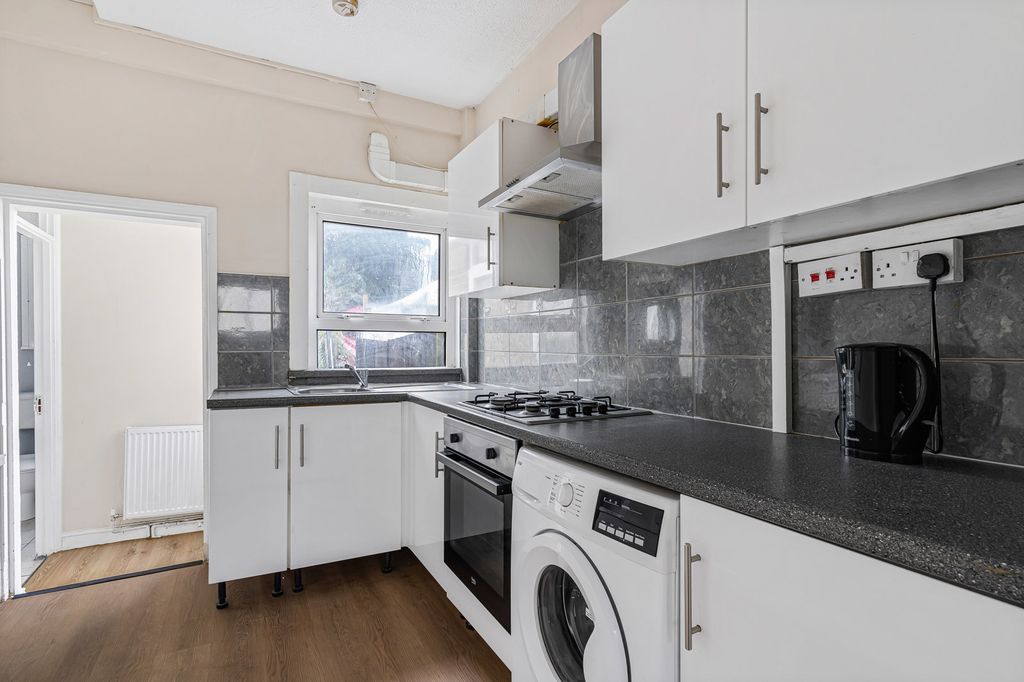 Property photo 3 of 19 Kitchen