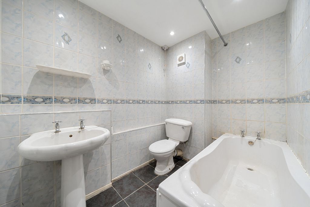 Property photo 3 of 15 Bathroom
