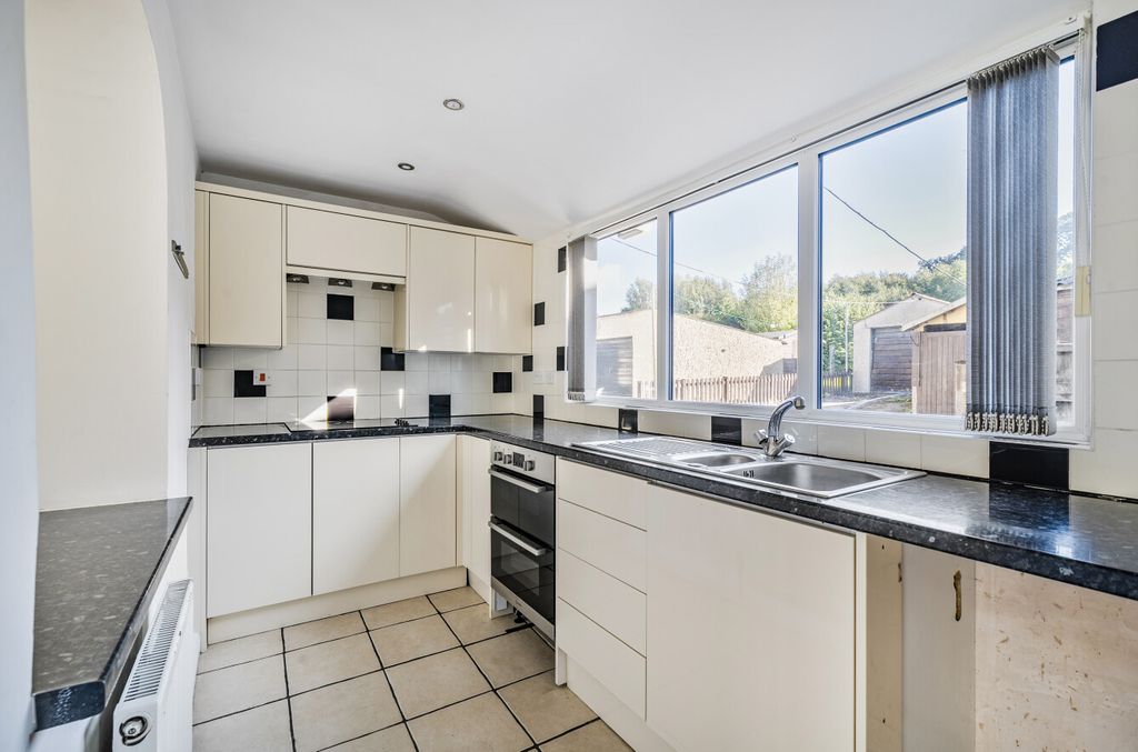 Property photo 2 of 23 1360081-8-68Dbaa5...