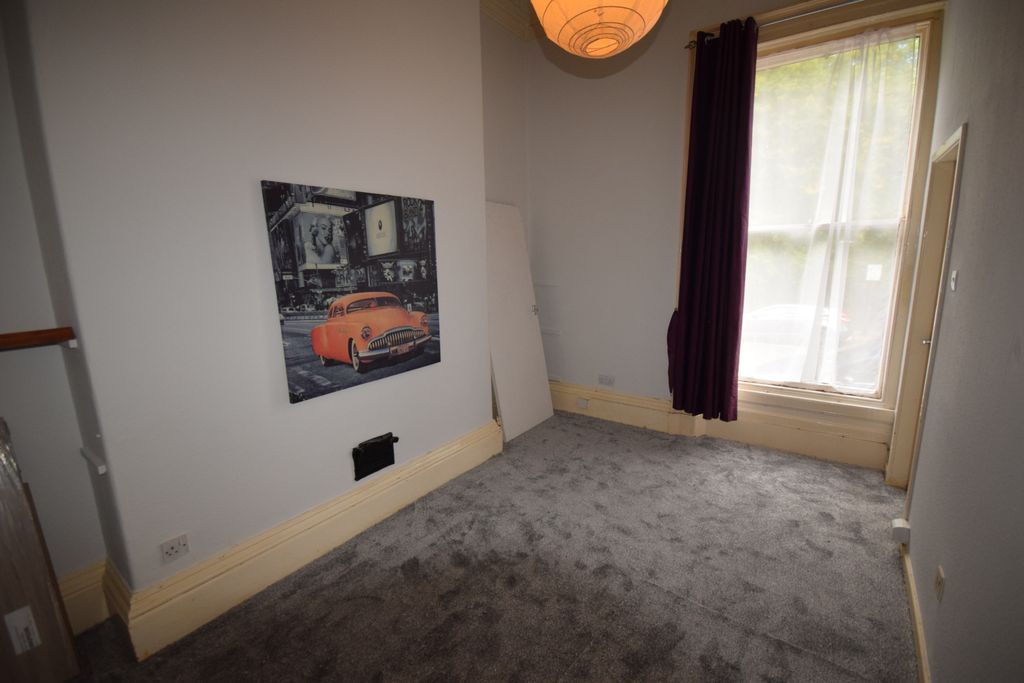 Property photo 3 of 7 Living Room