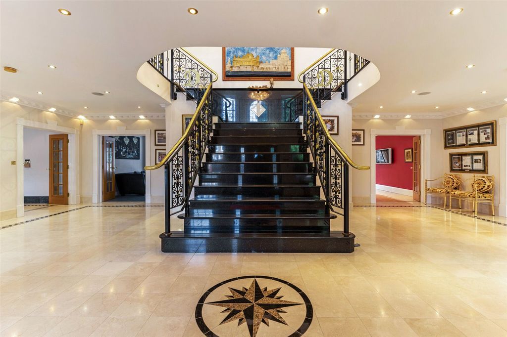 Property photo 2 of 14 Entrance Hall