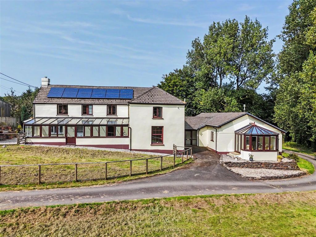 Property photo 2 of 35 Stapledon House & Annexe