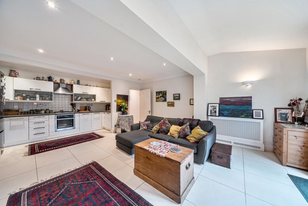 Property photo 3 of 19 Living Room/Kitchen