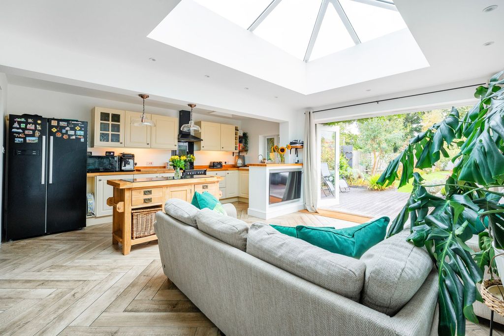 Property photo 2 of 20