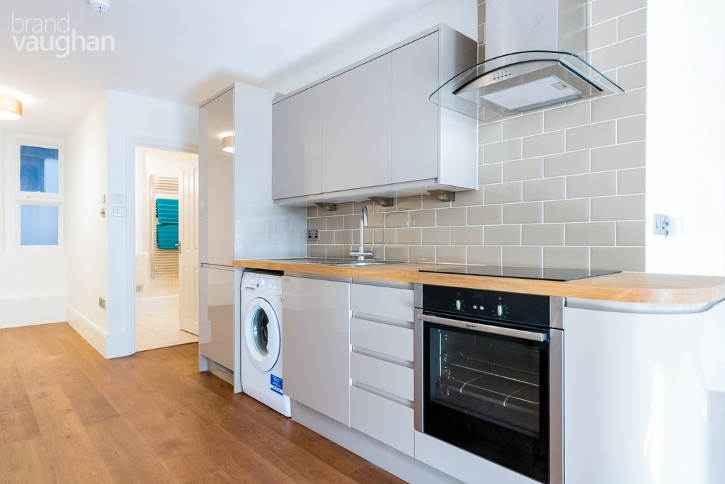 Property photo 2 of 9 Kitchen