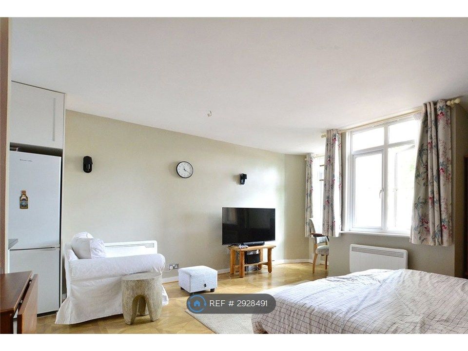 Property photo 2 of 7 Living Space
