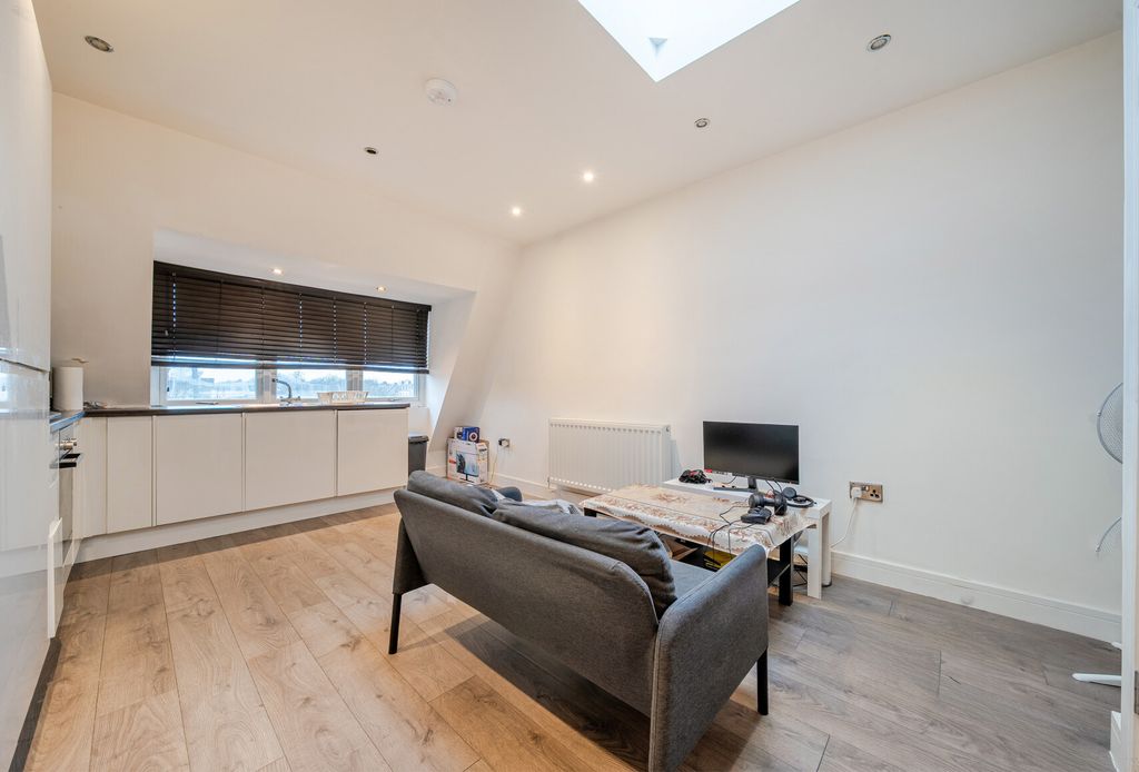 Property photo 2 of 8 1406812-5-698465d...